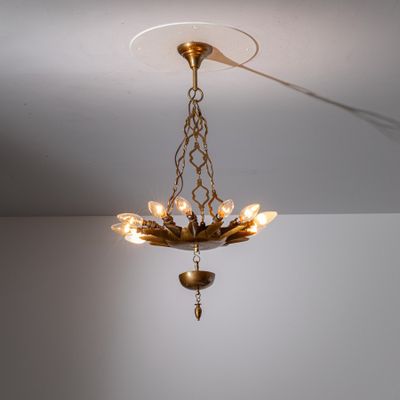 un lustre suspendu au plafond d'une pièce