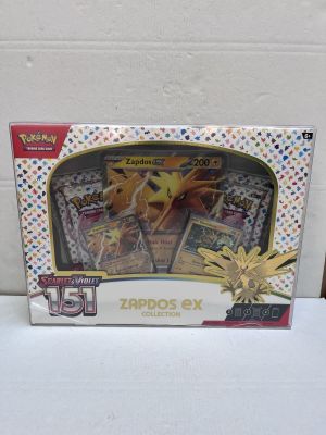 boîte de cartes à collectionner Pokémon posée sur une surface blanche