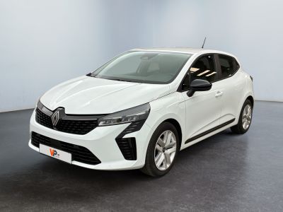 La voiture blanche est garée dans une pièce au sol noir.