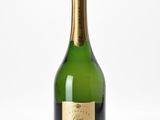 l'image d'une bouteille de champagne sur une surface blanche