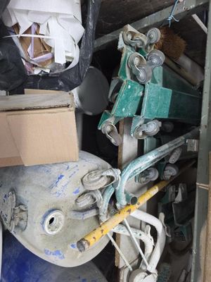 un tas d'objets divers dans un local de stockage