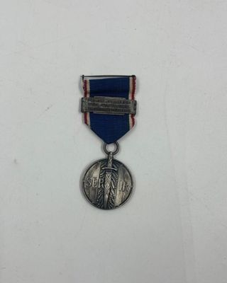 gros plan d'une médaille sur une surface blanche