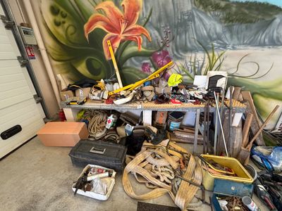 un grand tableau représentant une fleur accroché au mur du garage