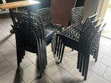 plusieurs chaises et une table dans une pièce au sol carrelé