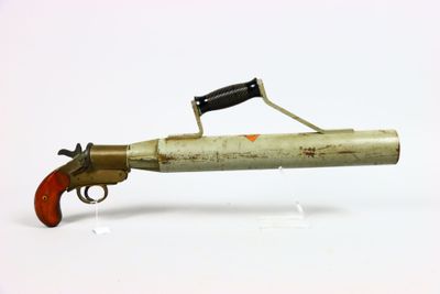 un pistolet jouet muni d'un canon en bois