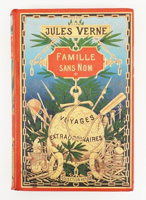 un vieux livre sur lequel figure la photo d'une famille dont on ignore le nom