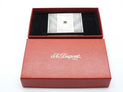 une boîte rouge contenant une montre argentée