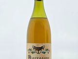 la bouteille de vin est posée sur la table sur fond blanc