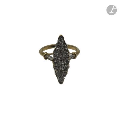 gros plan d'une bague sur fond blanc