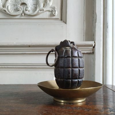 [Militaria] Petit vide-poche en laiton centré d'une grenade … - Photo 1