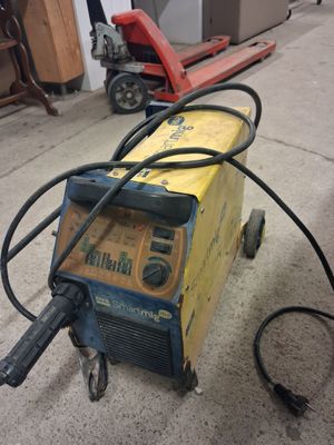 une machine à souder posée à même le sol