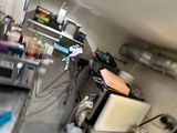 une image d'une cuisine avec beaucoup d'espace de travail