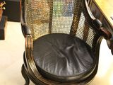 une chaise qui se trouve dans une pièce où il y a un bureau