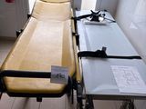 une civière jaune posée au milieu d'une pièce