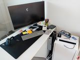 un bureau d'ordinateur équipé d'un clavier, d'une souris, d'un tapis de souris et d'un écran