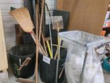 un tas de balais et d'autres objets dans un garage