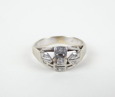 gros plan d'une bague avec des diamants sur fond blanc