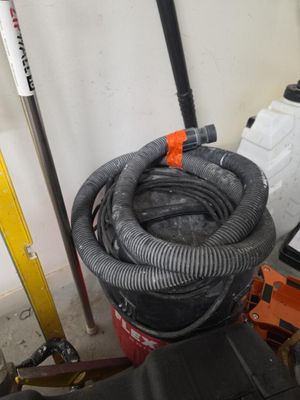 un tuyau raccordé à une canalisation dans une pièce