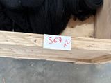 un tas de laine noire dans une boîte en bois