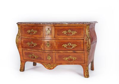 une commode en bois avec un plateau en marbre