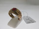 une image représentant une bague en or sertie d'une pierre rouge
