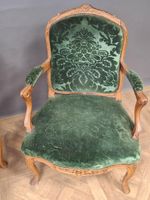 Paire de fauteuils à la Reine en bois mouluré et sculpté, le… (photo 2)