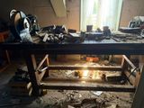 une image d'un établi avec beaucoup d'outils dessus
