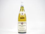 une bouteille de vin posée sur une table