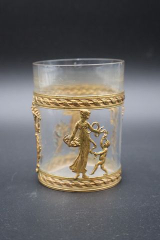 Verre enchâssé dans du métal (petite égrenure)