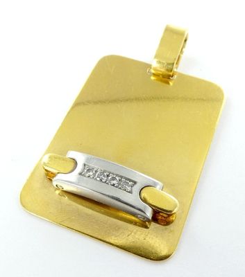 une image représentant un pendentif en or et en argent orné d'une barre