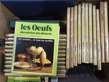 une boîte pleine de livres posée sur une table