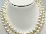 gros plan d'un collier de perles sur un mannequin