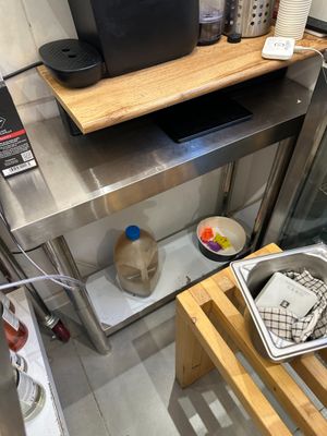 une cafetière posée sur un plan de travail en métal