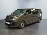 une camionnette Citroën garée dans une grande pièce au sol noir