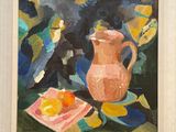 une peinture à l'huile représentant un pichet et une assiette de fruits posés sur une table