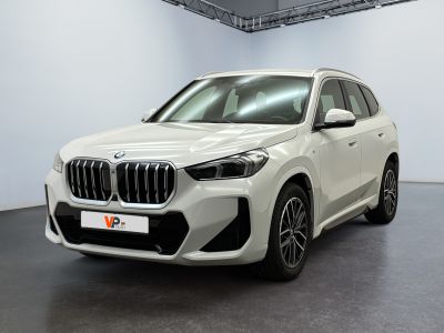 un SUV BMW blanc garé dans un showroom
