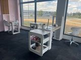 une pièce avec un bureau et une chaise