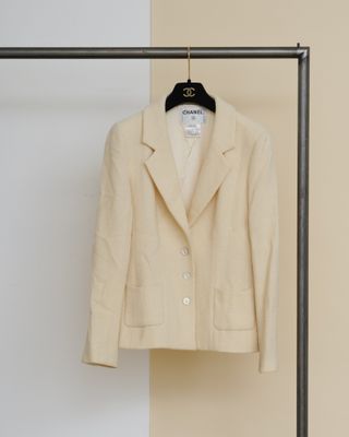 une veste blanche suspendue à un portant dans une pièce