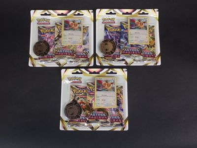 trois cartes à collectionner Pokémon différentes sur fond noir