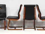 trois fauteuils en cuir noir placés côte à côte sur une surface blanche