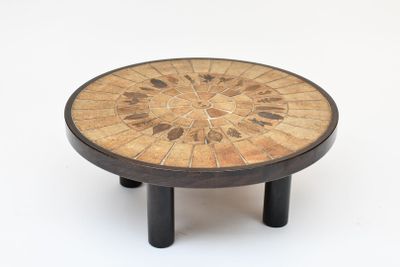 une table en bois ornée d'un motif circulaire