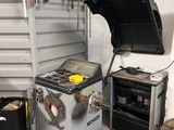 une photo d'un garage avec un poêle et d'autres outils