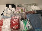 un tas de vêtements et d'autres objets posés sur une table