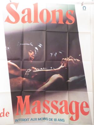 affiche représentant une femme assise sur un canapé, avec un homme en arrière-plan