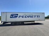 un gros plan d'un semi-remorque garé sur un parking