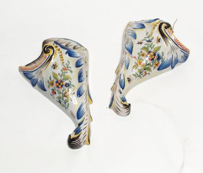 Paire de bouquetières d'applique en faïence à décor polychro…