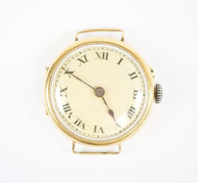 une montre-bracelet en or dont le cadran est orné de chiffres romains