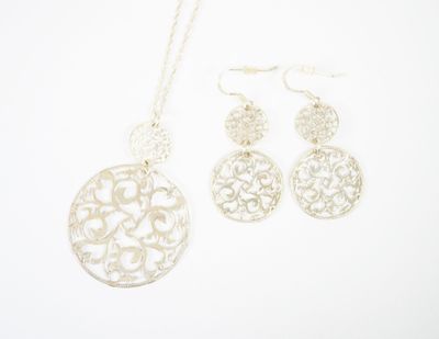 Ensemble collier et boucles d'oreilles en filigrane d'argent