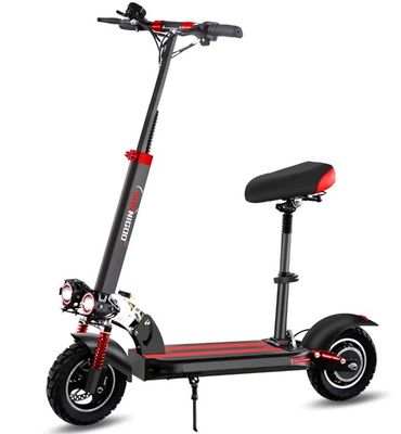 un scooter rouge et noir avec une selle noire sur fond blanc