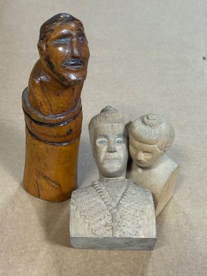 une statue représentant un homme et une femme à côté d'une statue représentant un homme